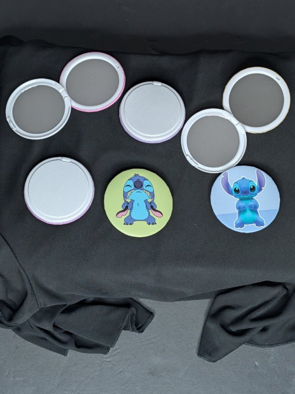 Fabulous FASHION COMPACT with Double Mirror -- STITCH (Lilo & Stitch) Design - Picture 2 of 2